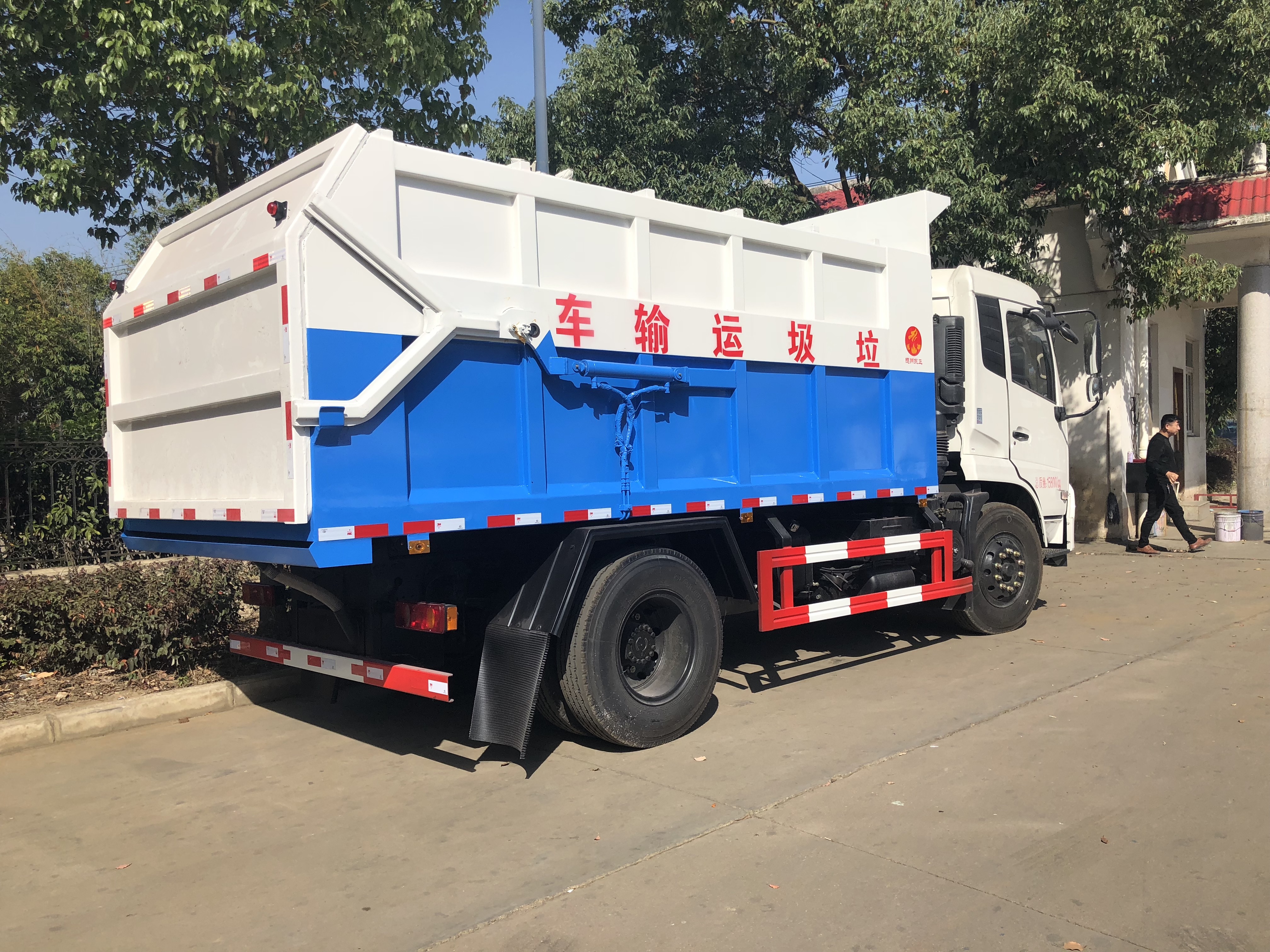 新国六东风天锦（12-15方）粪污运输车